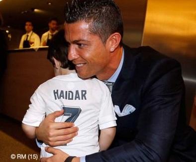 Ronaldo 3 yaşlı fanatı ilə görüşdü (FOTO)