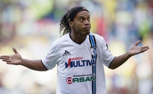 Ronaldinyo futboldan getmək istəmir