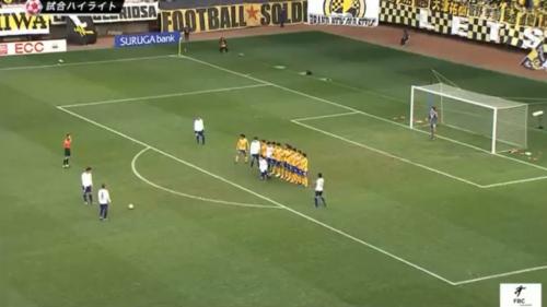 Braziliyalı futbolçu cərimə zərbəsindən 3 qol vurdu (VİDEO)