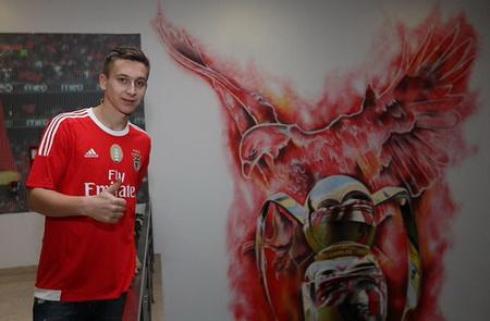 "Benfika" hücumçu aldı