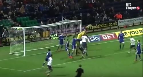 İngilis qapıçıdan gözəl qurtarış (VİDEO)