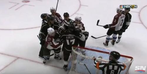 Hokkeyçi hakimin üzünə yumruqla vurdu (VİDEO)