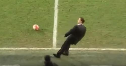 Baş məşqçidən güldürən hərəkət (VİDEO)