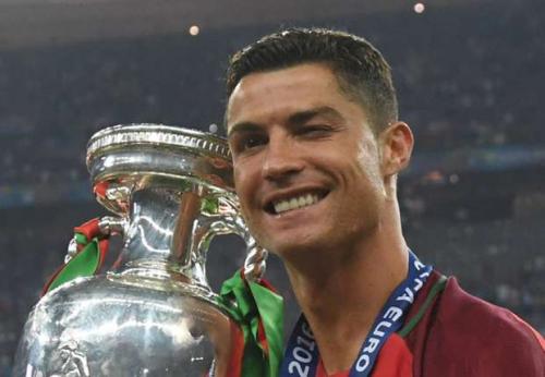 Ronaldonun adı hava limanına verilir
