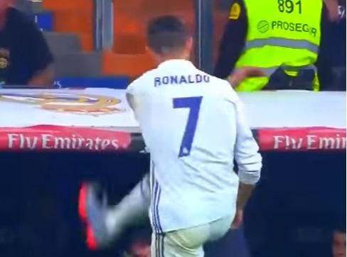 Ronaldonun Messinin qoluna daha bir əsəbi reaksiyası – Video
