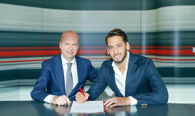 Hakan Çalhanoğlu "Milan"la müqavilə imzaladı