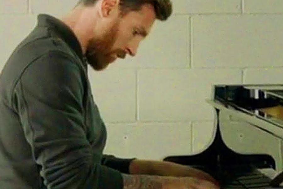 Messi pianoda ÇL-in himnini səsləndirdi - Video