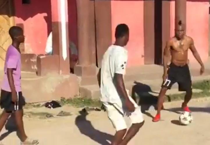 “Qarabağ”ın Geryesi küçədə futbol oynadı – Video