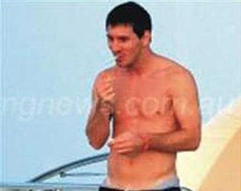 Messi damağında siqaretlə yaxalandı (FOTO)