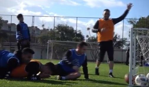 “Neftçi”nin futbolçuları reqbi oynadı -  Video