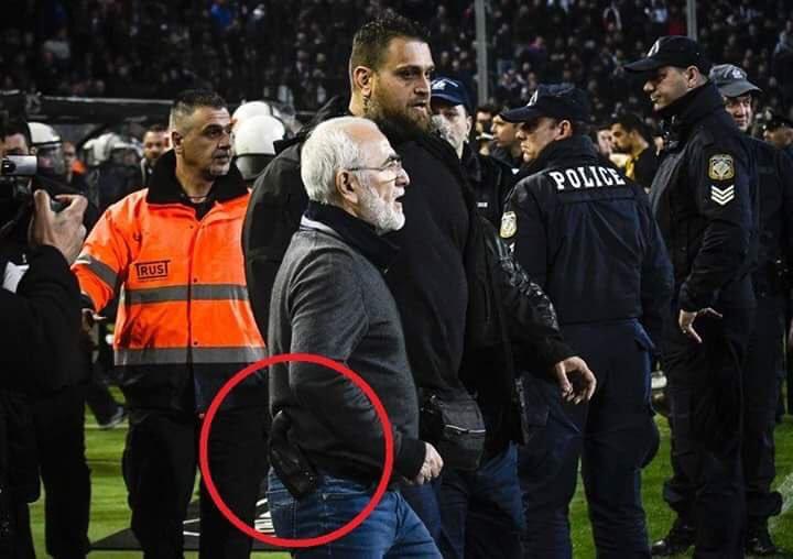 Yunanıstan futbolunda şok olay -   Klub prezidenti silahla meydana girdi