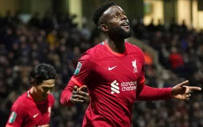 Məşhur futbolçu karyerasını başa vurdu