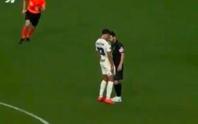 Messi rəqibi ilə kəllə-kəlləyə gəldi, vurmağa cəhd etdi - Video