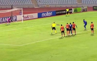 20 saniyəyə vurulan penaltinin biabırçı sonluğu - Video
