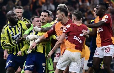 İstanbul derbisində futbolçular arasında dava düşdü - Video