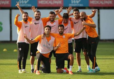"Qalatasaray" iki futbolçusu ilə yolları ayırdı