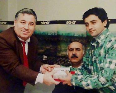 Vidadi Rzayevlə Yunis Hüseynovun mükafatlandırılması – Tarixin şəkli