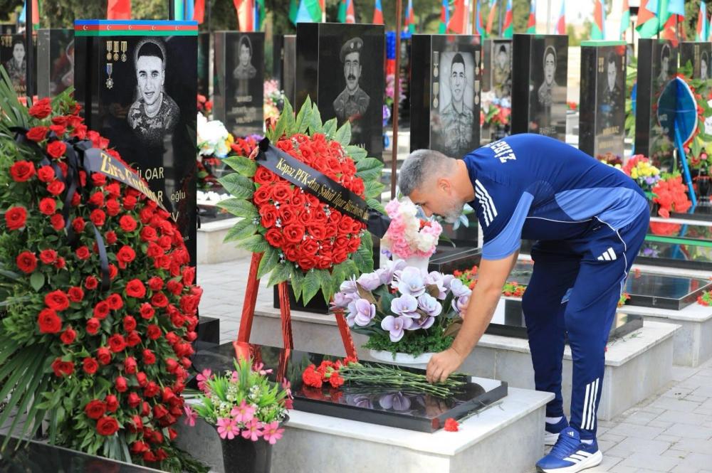 "Zirə" Gəncə Şəhidlər xiyabanını ziyarət etdi - Şəkillər
