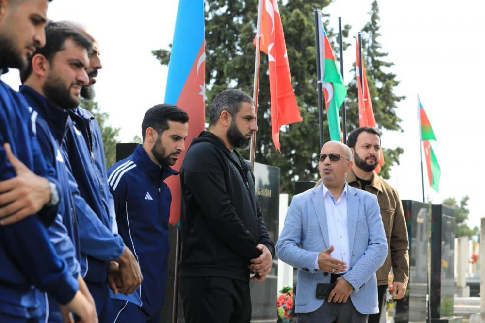 "Zirə" Gəncə Şəhidlər xiyabanını ziyarət etdi - Şəkillər