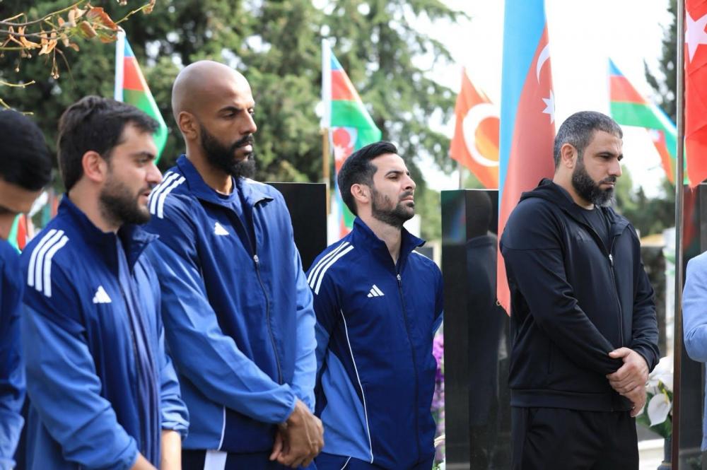 "Zirə" Gəncə Şəhidlər xiyabanını ziyarət etdi - Şəkillər