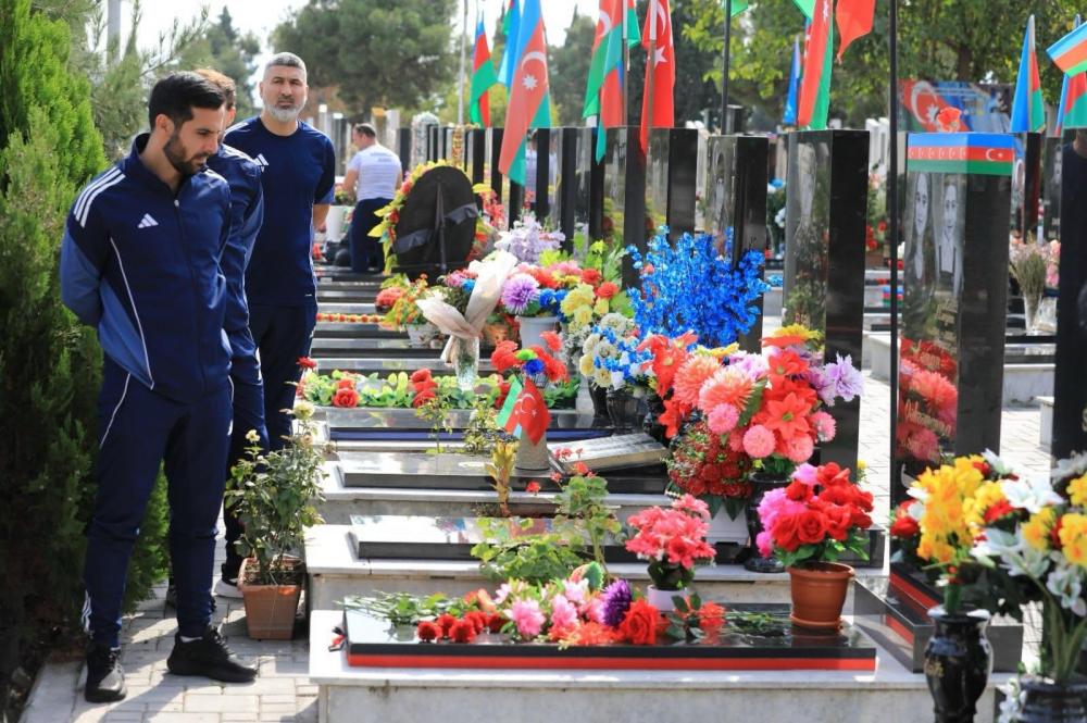 "Zirə" Gəncə Şəhidlər xiyabanını ziyarət etdi - Şəkillər