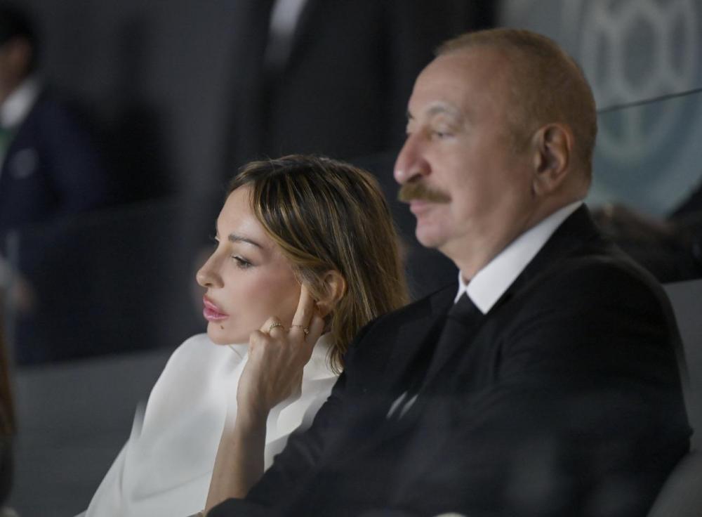 Prezident ailə üzvləri ilə birgə çempionatın açılışında - Şəkillər
