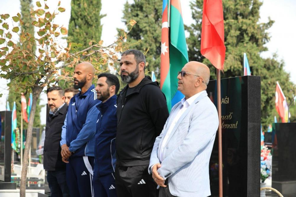 "Zirə" Gəncə Şəhidlər xiyabanını ziyarət etdi - Şəkillər