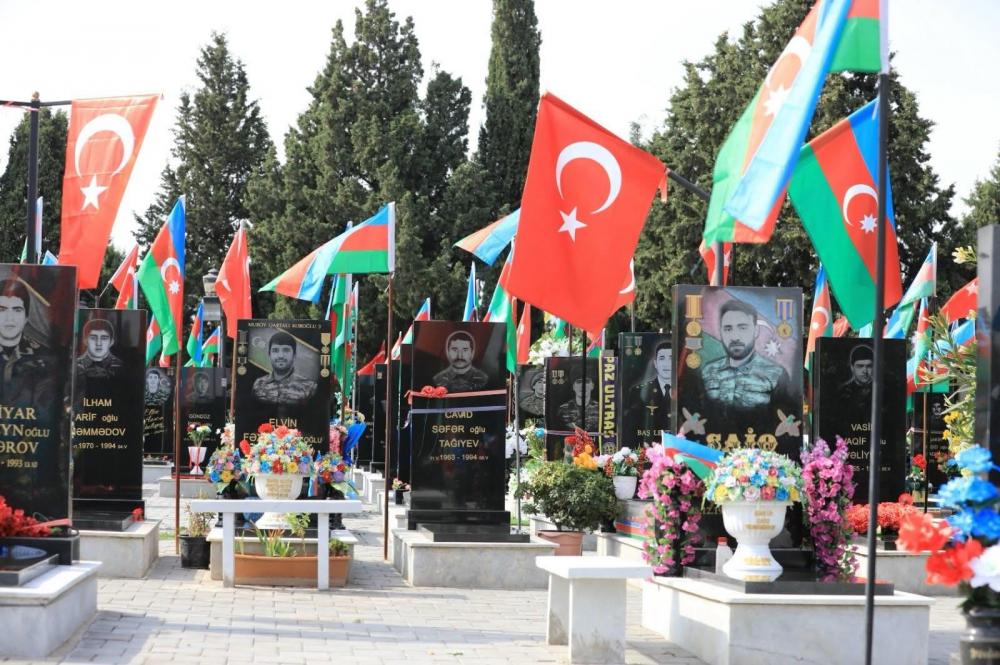 "Zirə" Gəncə Şəhidlər xiyabanını ziyarət etdi - Şəkillər