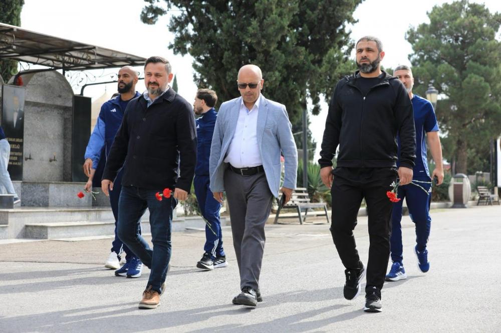 "Zirə" Gəncə Şəhidlər xiyabanını ziyarət etdi - Şəkillər