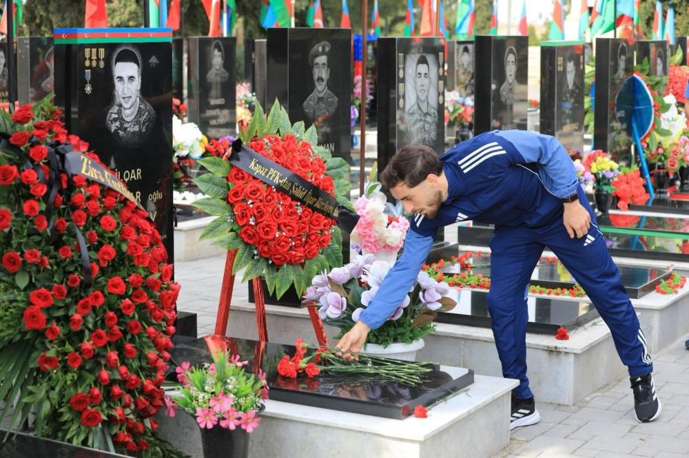 "Zirə" Gəncə Şəhidlər xiyabanını ziyarət etdi - Şəkillər