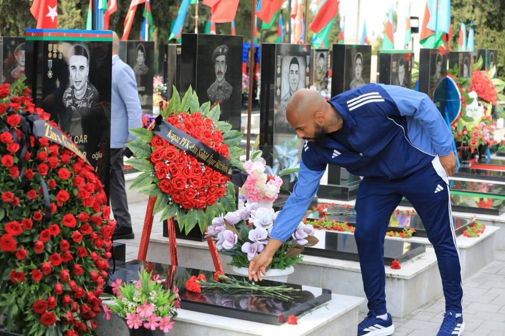 "Zirə" Gəncə Şəhidlər xiyabanını ziyarət etdi - Şəkillər