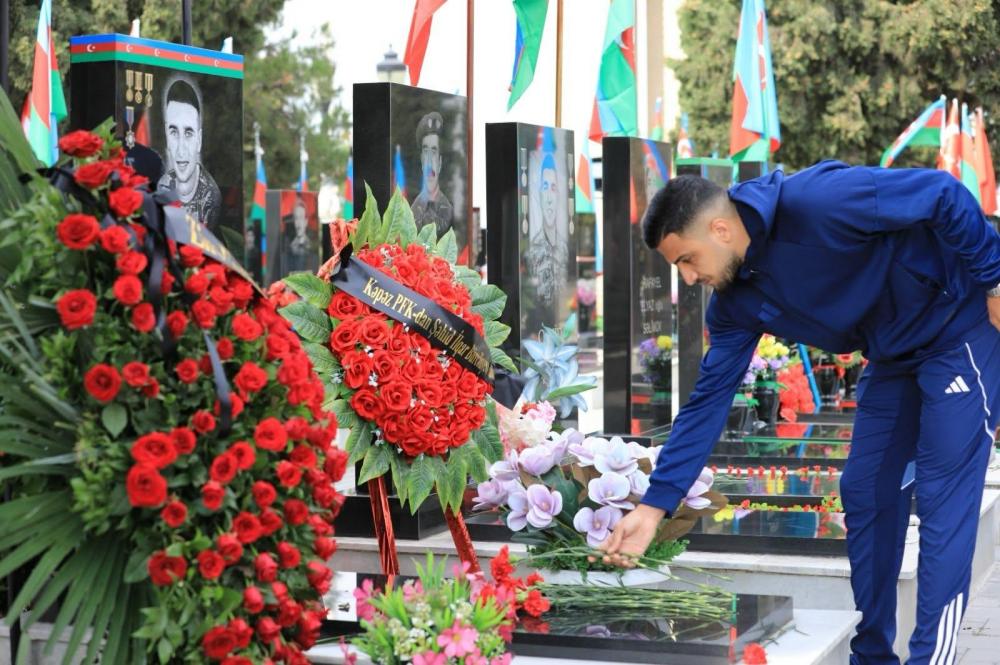 "Zirə" Gəncə Şəhidlər xiyabanını ziyarət etdi - Şəkillər