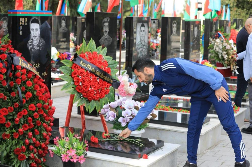 "Zirə" Gəncə Şəhidlər xiyabanını ziyarət etdi - Şəkillər