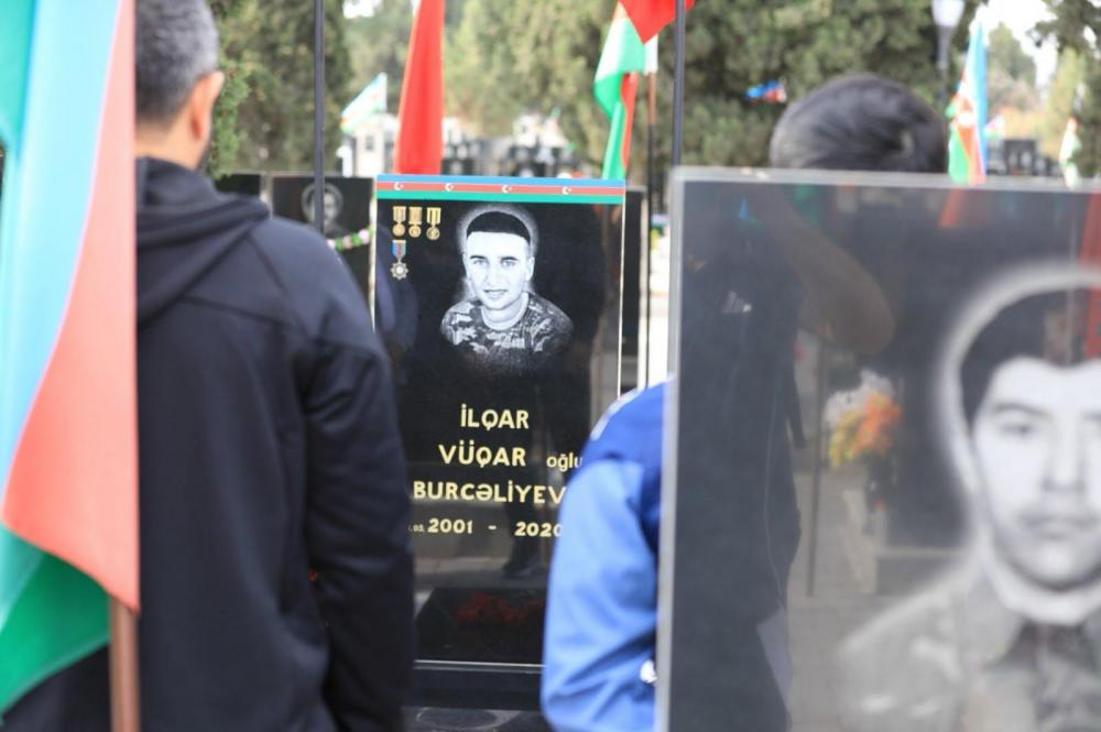 "Zirə" Gəncə Şəhidlər xiyabanını ziyarət etdi - Şəkillər